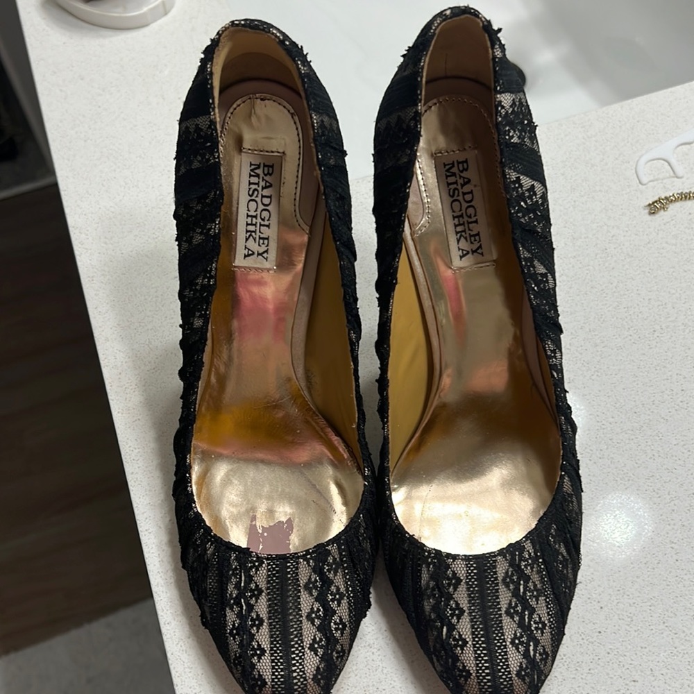 Badgley Mischka Black and gold lace pumps
